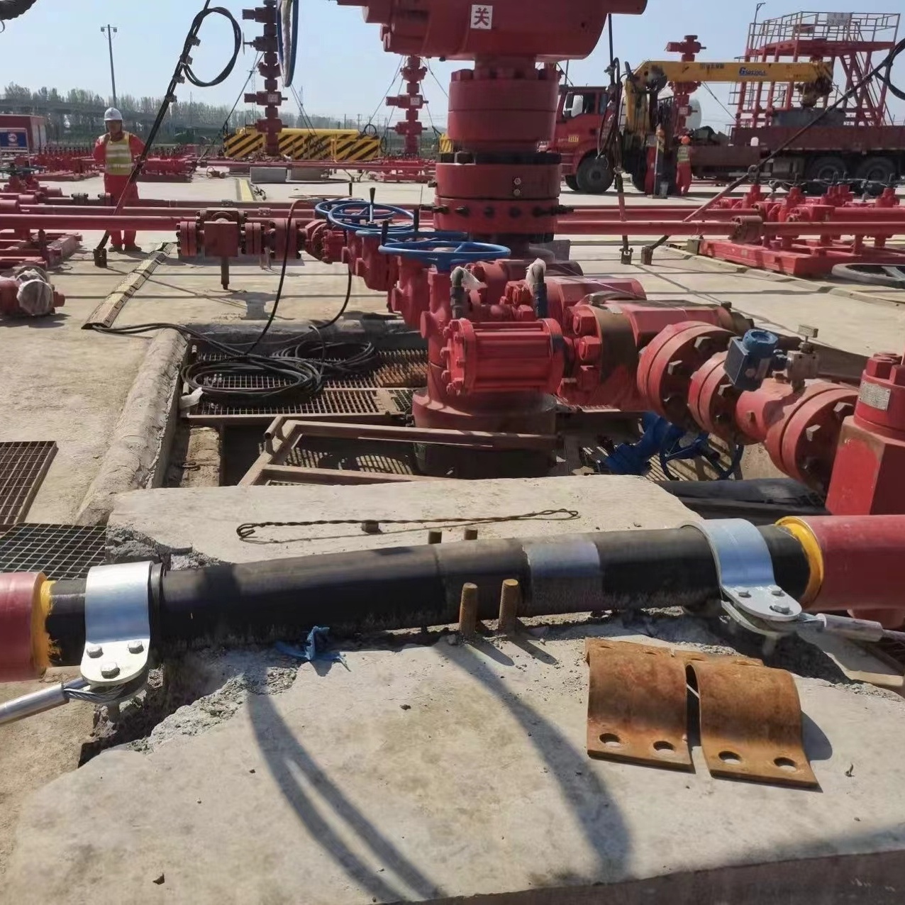 Frac hose wellhead application
